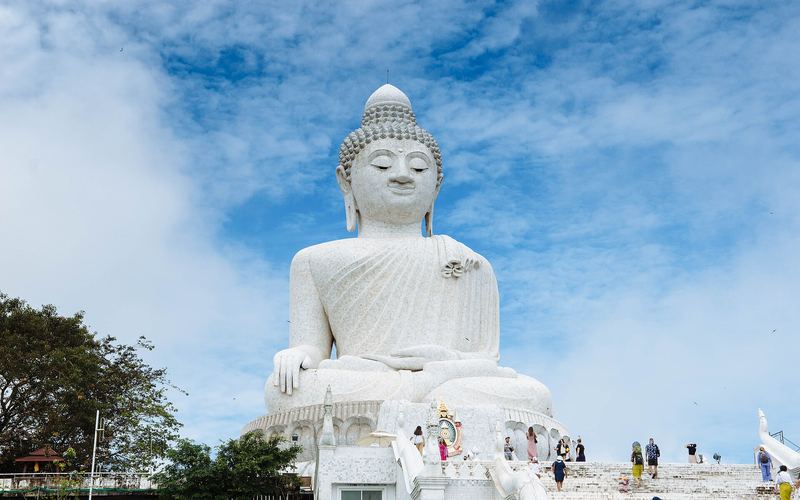 De Big Buddha van Phuket op de Nakkerd-heuvel